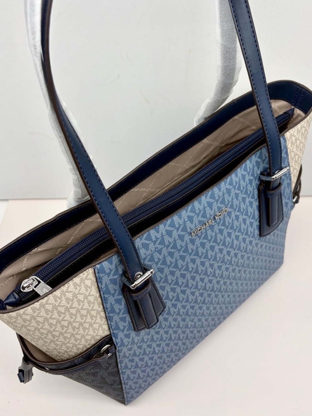 Michael Kors Voyager Color-Block Logo
Tote Shoulder Bag and Matching Wallet - Picture 13 of 16